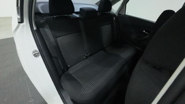 2014-Volkswagen-Polo-16-TDI-Comfortline image:12