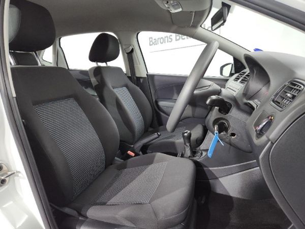 2020-Volkswagen-Polo-Vivo-14-Comfortline-5-dr image:5