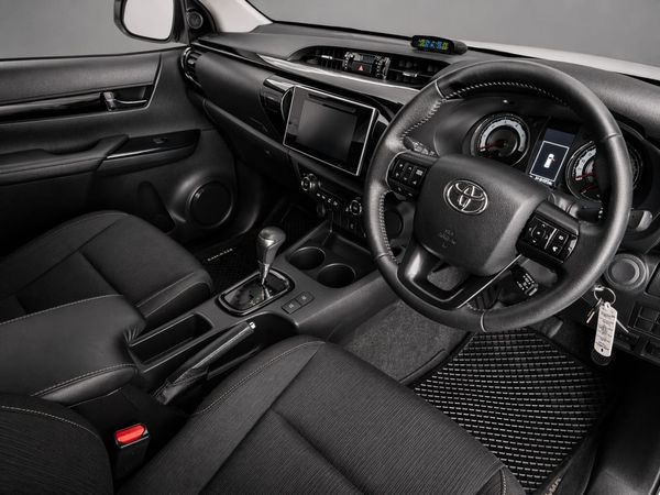 2019-Toyota-Hilux-28-GD-6-Raised-Body-Auto-Raider-Double-Cab image:4