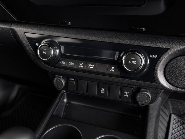 2019-Toyota-Hilux-28-GD-6-Raised-Body-Auto-Raider-Double-Cab image:6