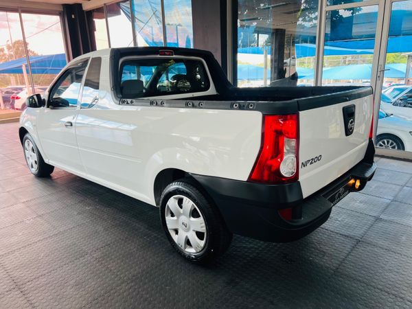 2023-Nissan-NP200-16-AC-Safety-Pack image:5