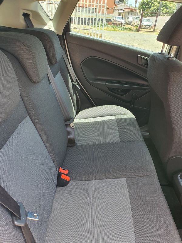 2017-Ford-Fiesta-14-Ambiente-5-dr image:10