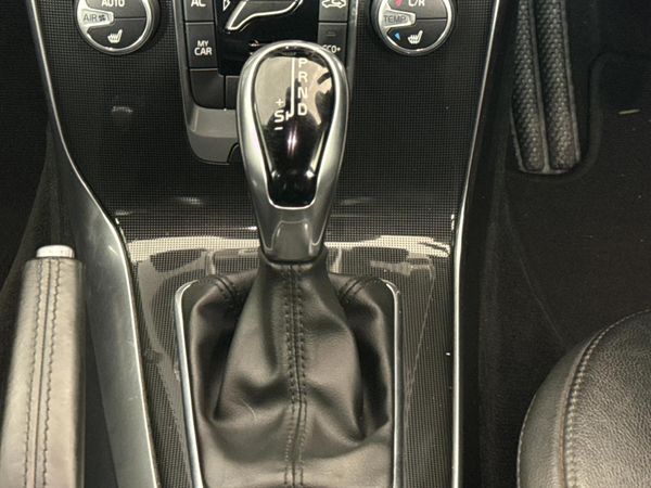 2019-Volvo-V40-T4-Momentum-Auto image:10
