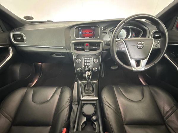 2019-Volvo-V40-T4-Momentum-Auto image:1