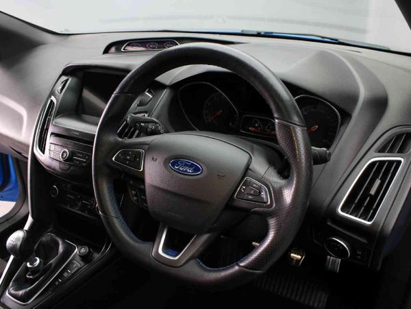 2017-Ford-Focus-RS-23-EcoBoost-AWD-5-dr image:12