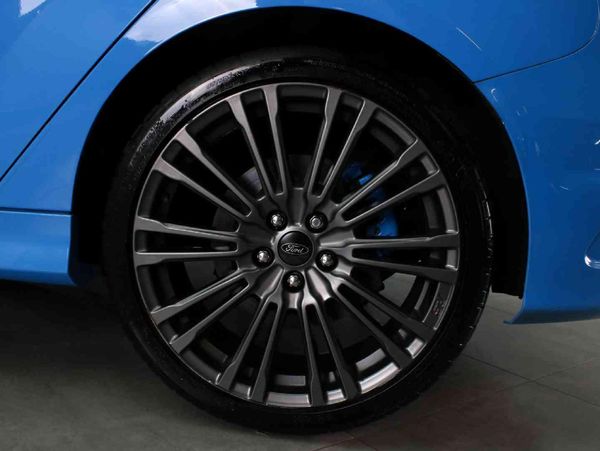 2017-Ford-Focus-RS-23-EcoBoost-AWD-5-dr image:5