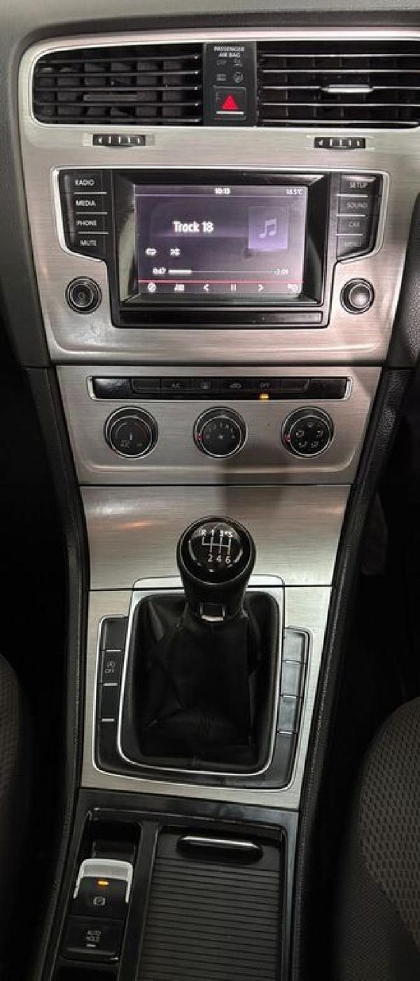 2015-Volkswagen-Golf-VII-14-TSI-Comfortline image:11