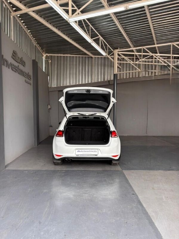 2015-Volkswagen-Golf-VII-14-TSI-Comfortline image:14