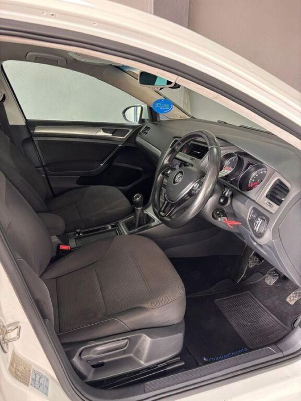2015-Volkswagen-Golf-VII-14-TSI-Comfortline image:8