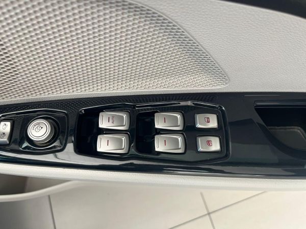 2021-Mahindra-XUV-300-15D-W8 image:13