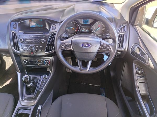 2018-Ford-Focus-10-EcoBoost-Ambiente image:11