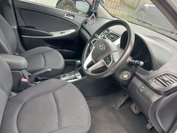 2013-Hyundai-Accent-16-GLS-Fluid-Auto image:9