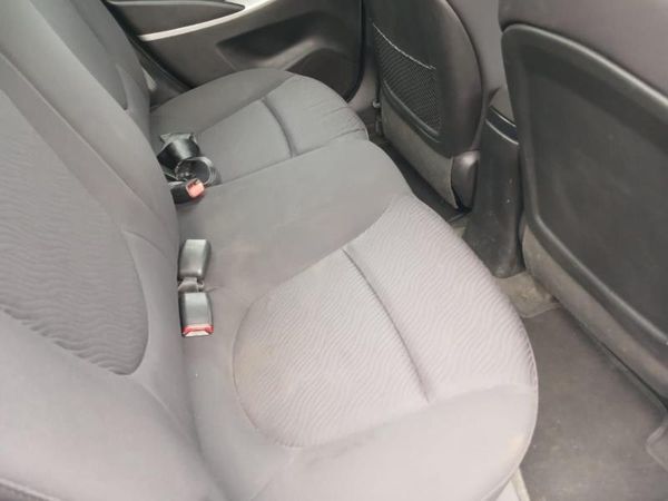 2013-Hyundai-Accent-16-GLS-Fluid-Auto image:13