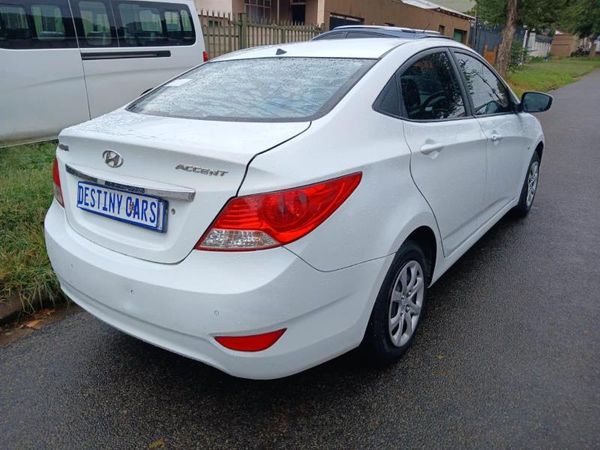 2013-Hyundai-Accent-16-GLS-Fluid-Auto image:4