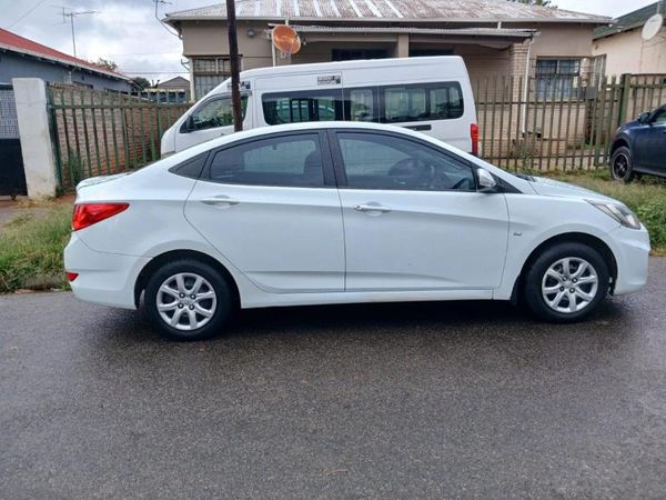 2013-Hyundai-Accent-16-GLS-Fluid-Auto image:6