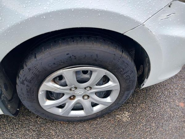 2013-Hyundai-Accent-16-GLS-Fluid-Auto image:7