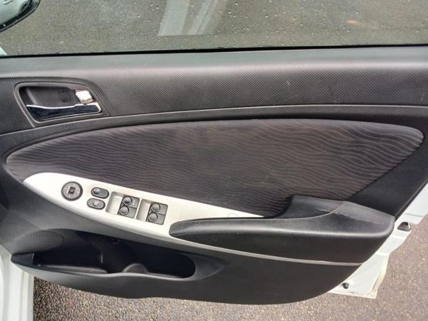 2013-Hyundai-Accent-16-GLS-Fluid-Auto image:8