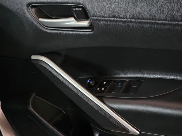 2024-Toyota-Corolla-Cross-18-XR image:21