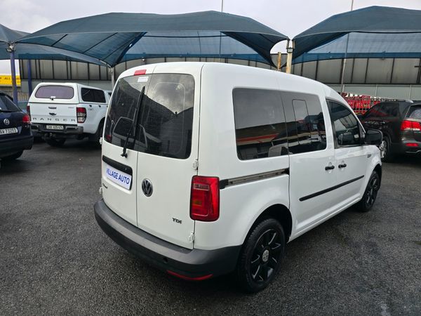 2017-Volkswagen-Caddy-CrewBus-20-TDI image:2