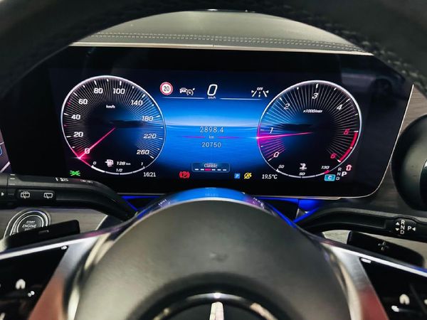 2025-Mercedes-Benz-V-Class-V300d-Exclusive image:6