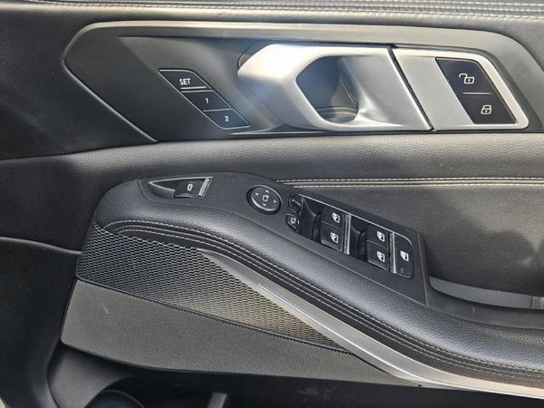 2019-BMW-X5-M50d image:9