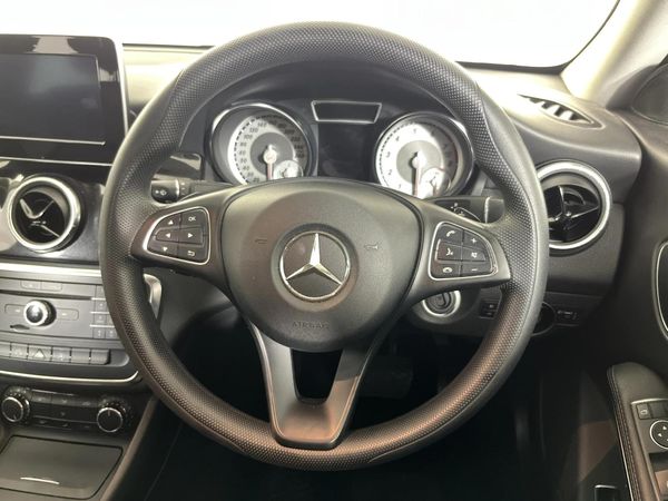 2016-Mercedes-Benz-CLA-200-Auto image:10