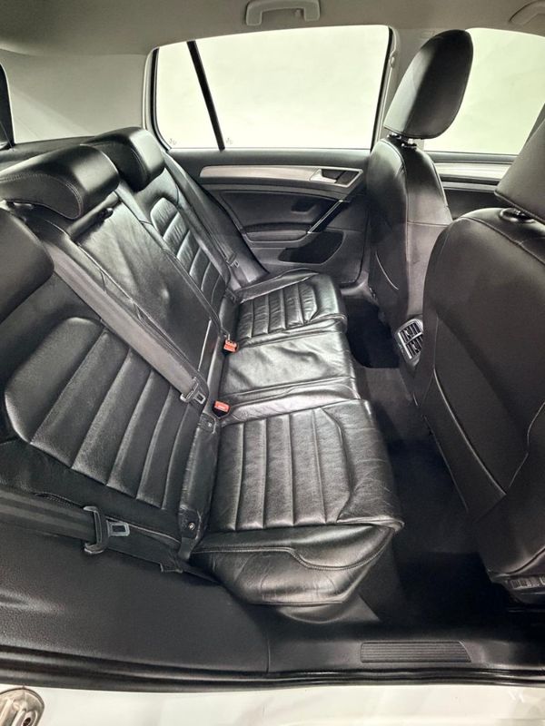 2016-Volkswagen-Golf-VII-14-TSI-Comfortline image:11