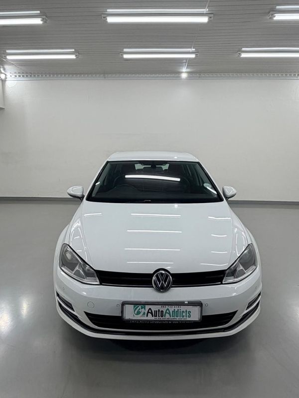 2016-Volkswagen-Golf-VII-14-TSI-Comfortline image:1