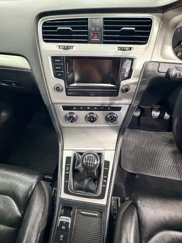 2016-Volkswagen-Golf-VII-14-TSI-Comfortline image:8