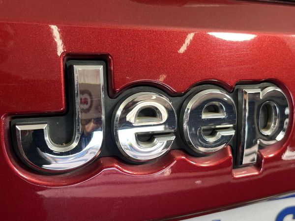 2015-Jeep-Grand-Cherokee-36-Overland image:11