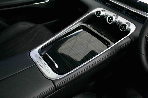 2026-Omoda-C9-15T-AWD-Phev image:6