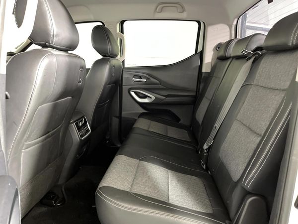 2024-Peugeot-Landtrek-19D-Allure-Double-Cab-Auto image:3