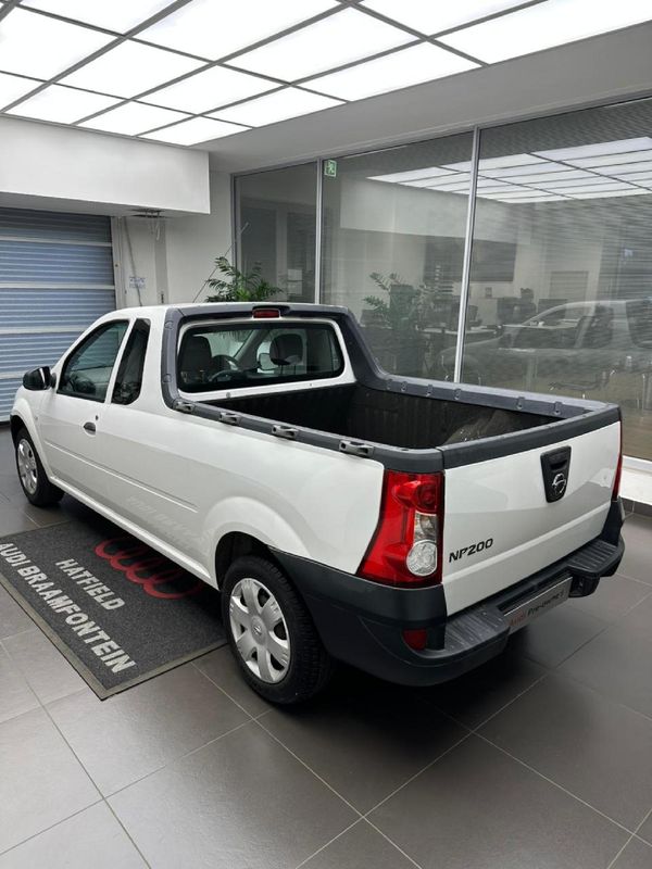2018-Nissan-NP200-16-AC-Safety-Pack image:4