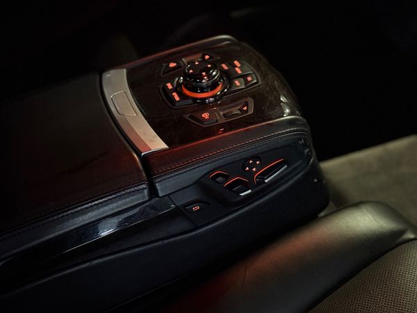 2013-BMW-7-Series-760Li-M-Sport image:10
