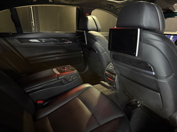2013-BMW-7-Series-760Li-M-Sport image:27