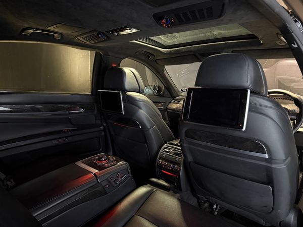 2013-BMW-7-Series-760Li-M-Sport image:30