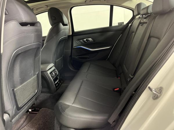 2019-BMW-3-Series-330i image:3