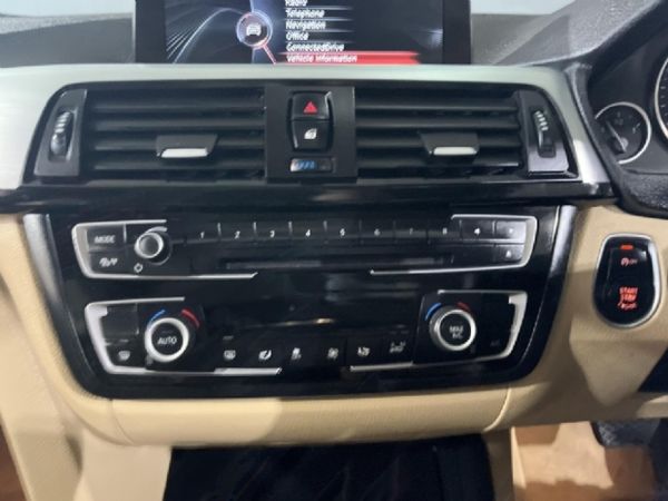 2015-BMW-4-Series-420i-Coupe-Auto image:11