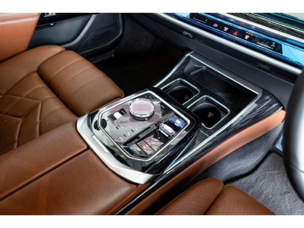 2023-BMW-i7-xDrive-60-M-Sport image:9