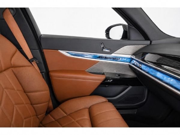 2023-BMW-i7-xDrive-60-M-Sport image:11