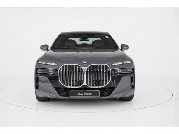 2023-BMW-i7-xDrive-60-M-Sport image:3