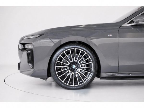 2023-BMW-i7-xDrive-60-M-Sport image:5