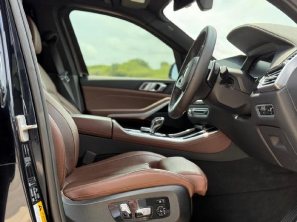 2022-BMW-X5-M50i image:9