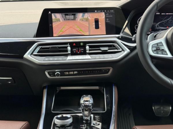2022-BMW-X5-M50i image:13
