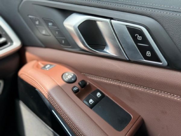 2022-BMW-X5-M50i image:14