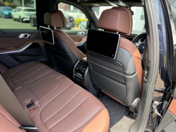 2022-BMW-X5-M50i image:21