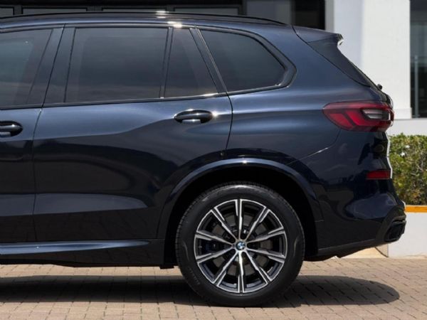 2022-BMW-X5-M50i image:7