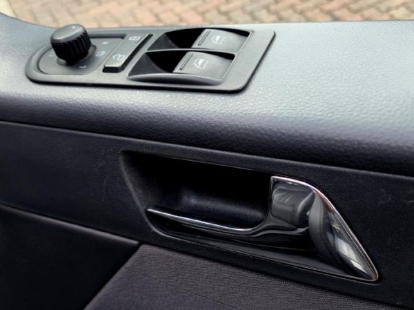 2014-Volkswagen-Caravelle-T5-20-BiTDI-Auto image:23