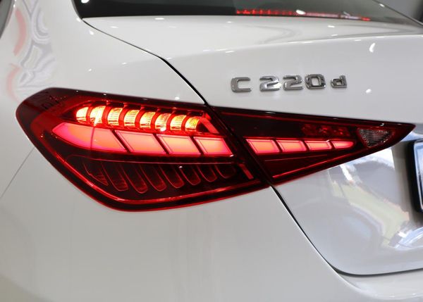 2024-Mercedes-Benz-C-Class-C220d-Avantgarde image:9