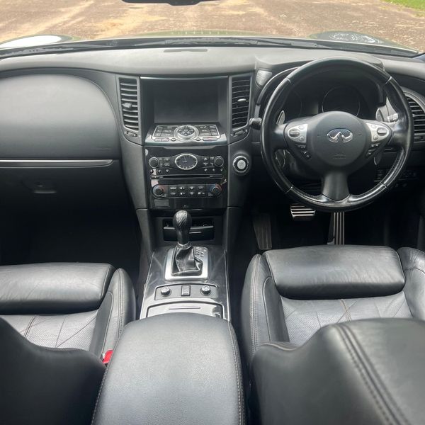 2013-Infiniti-QX70-30d-S image:11